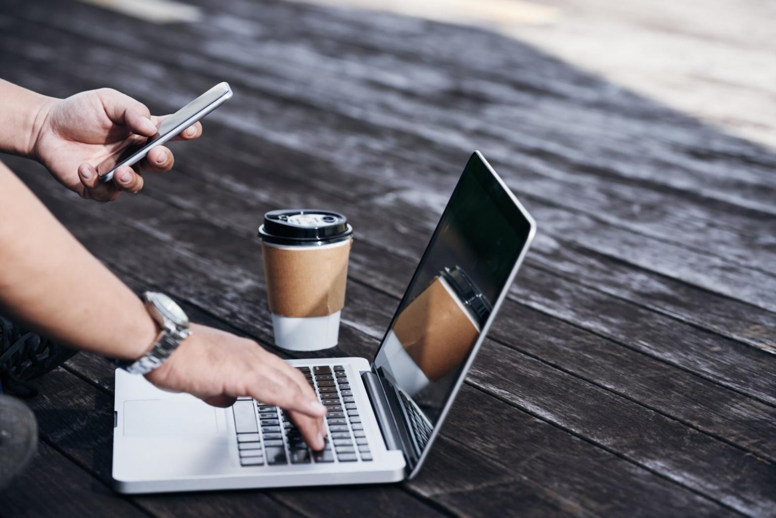 Développeurs travaillant sur une application web collaborative en formation