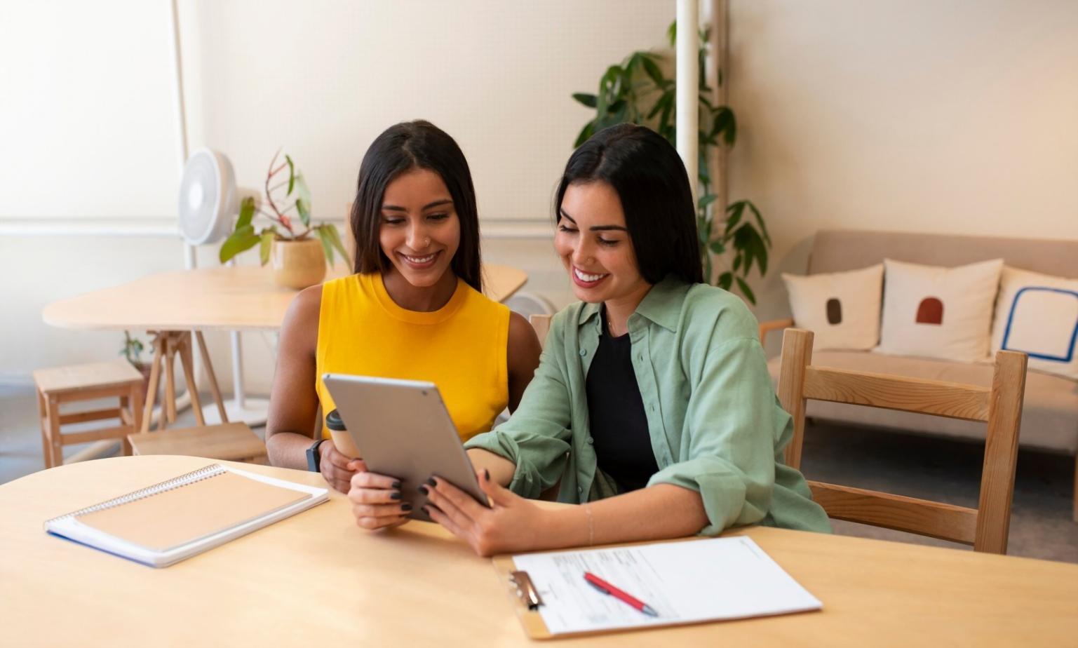 Session de travail en groupe avec échanges d'idées