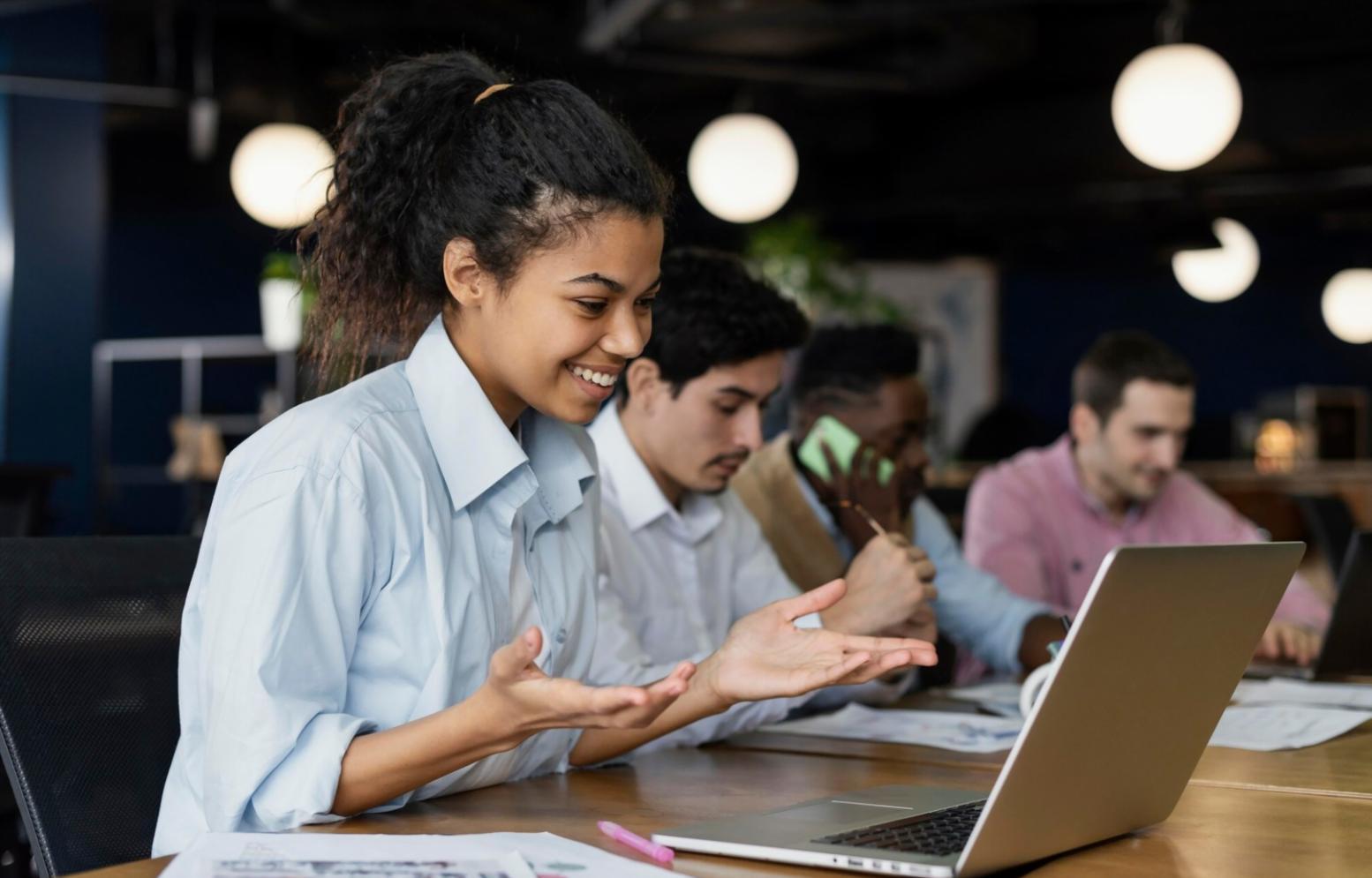 Espace de travail collaboratif avec ordinateurs et documentation technique