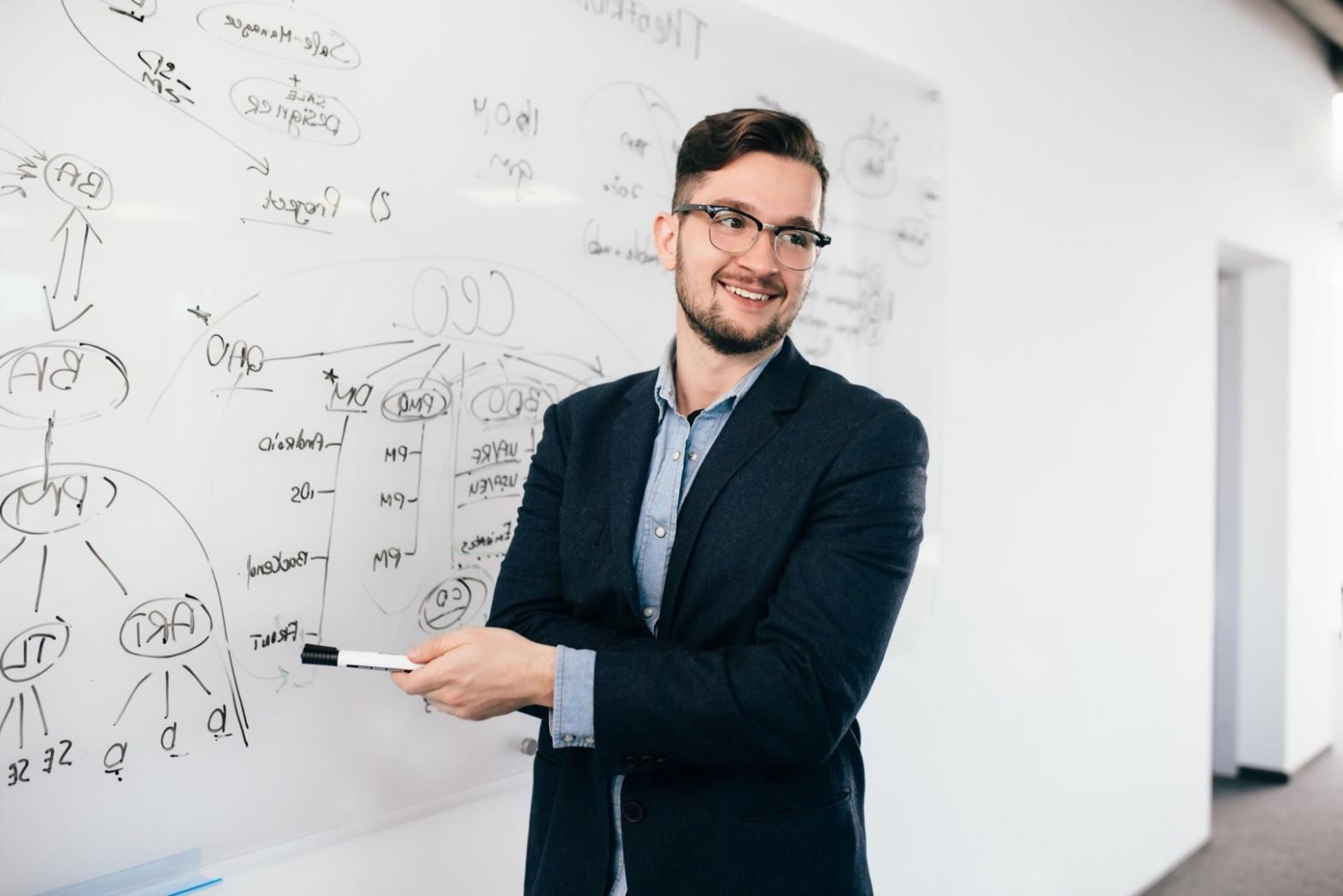 Espace de coworking avec développeurs collaborant sur des projets mobiles